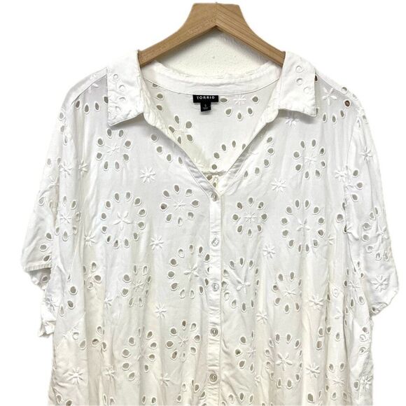 Torrid White Eyelet Button Up Top - Size 5X - Picture 2 of 5